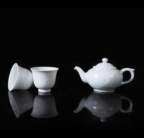 影青刻花茶具一壶二杯