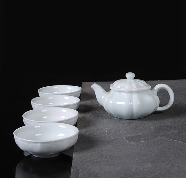 青白瓷莲瓣纹茶具（一壶四杯）