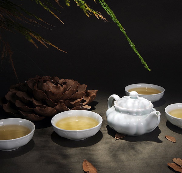 青白瓷莲瓣纹茶具（一壶四杯）