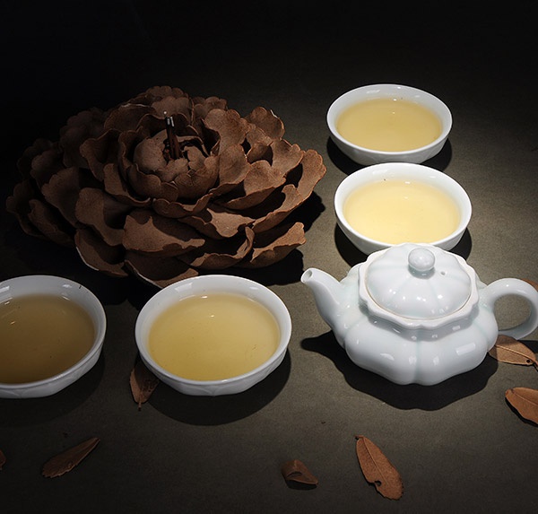 青白瓷莲瓣纹茶具（一壶四杯）