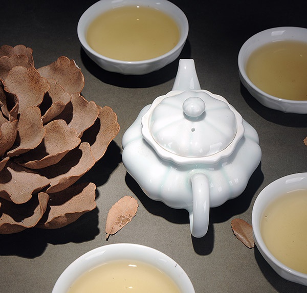 青白瓷莲瓣纹茶具（一壶四杯）