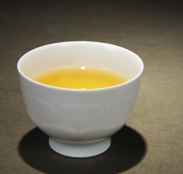 青白瓷刻花莲瓣纹茶泡
