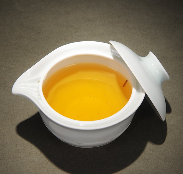 青白瓷刻花莲瓣纹茶泡