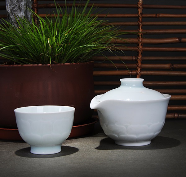 青白瓷刻花莲瓣纹茶泡