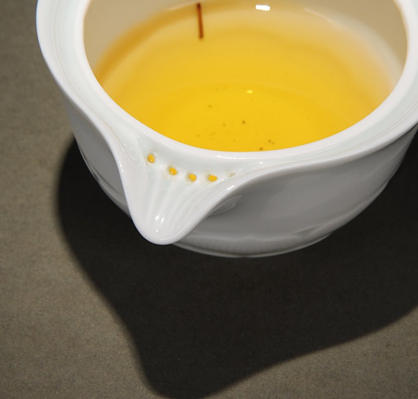 青白瓷刻花莲瓣纹茶泡